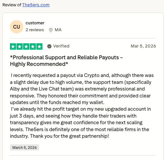 Opinión verificada de trader en Trustpilot mencionando a Alby Martin